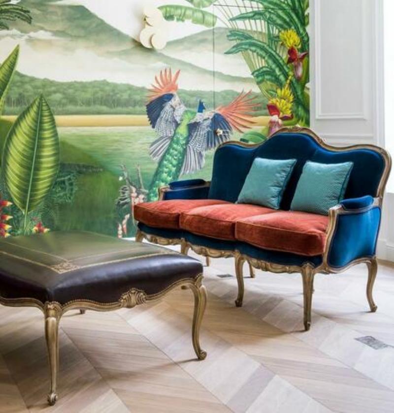 Intérieur élégant avec plafond professionnellement peint, s'harmonisant parfaitement avec le mobilier et l'éclairage français