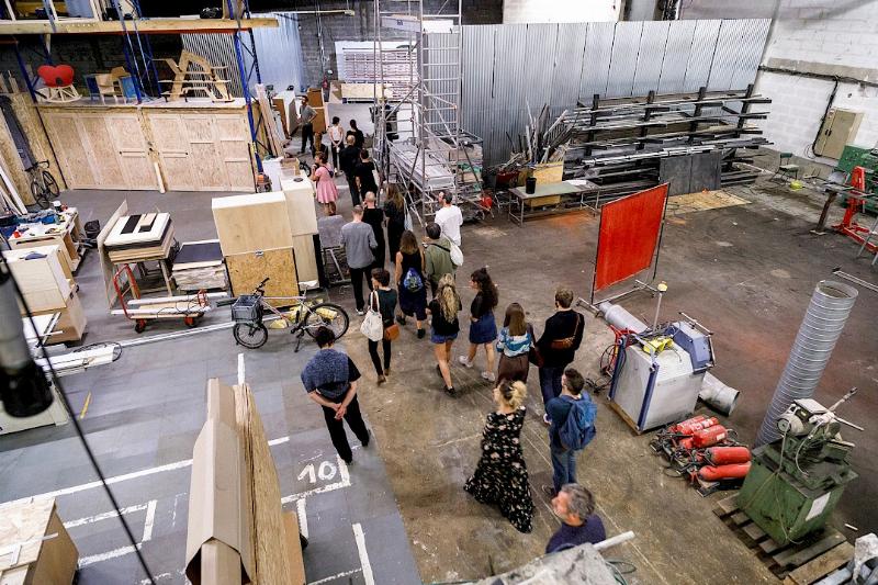 Artiste français utilisant un mélangeur de peinture dans son atelier lumineux