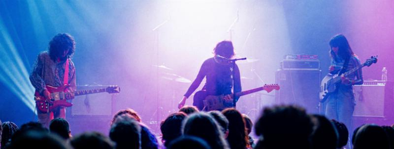 Un studio d'enregistrement moderne avec un producteur de musique travaillant sur des mélodies et rythmes electro pop française