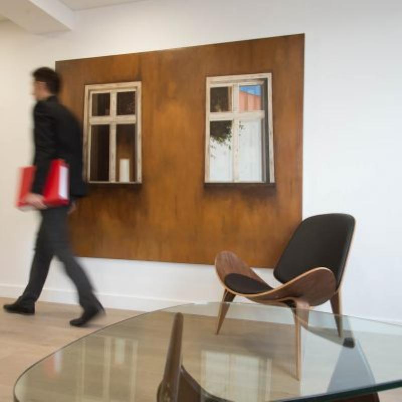 Un mene sculpteur français innovant, travaillant avec des techniques mixtes et des matériaux modernes