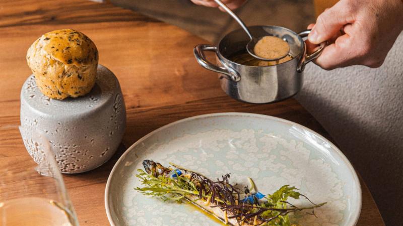 Tableau noir affichant le menu du jour d'un restaurant familial à Jaude, avec des prix abordables et des plats maison