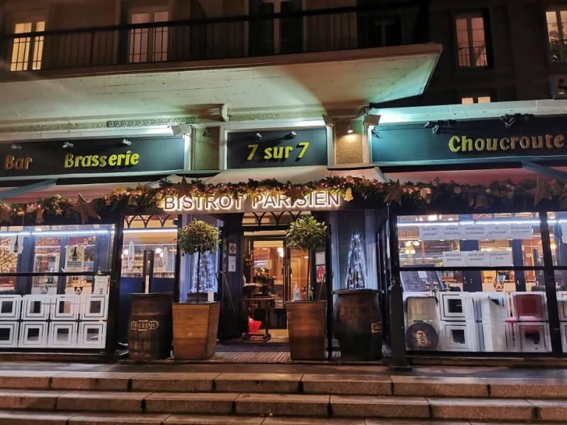 Table de restaurant parisien avec un menu du midi abordable, ambiance conviviale