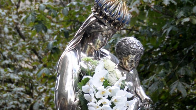 La Vierge Marie élevée au ciel, un événement central de la messe de l'Assomption et de la foi catholique.