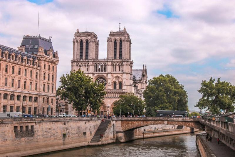 Entrée historique du métro parisien près de Notre-Dame de Paris, ambiance authentique pour les visiteurs