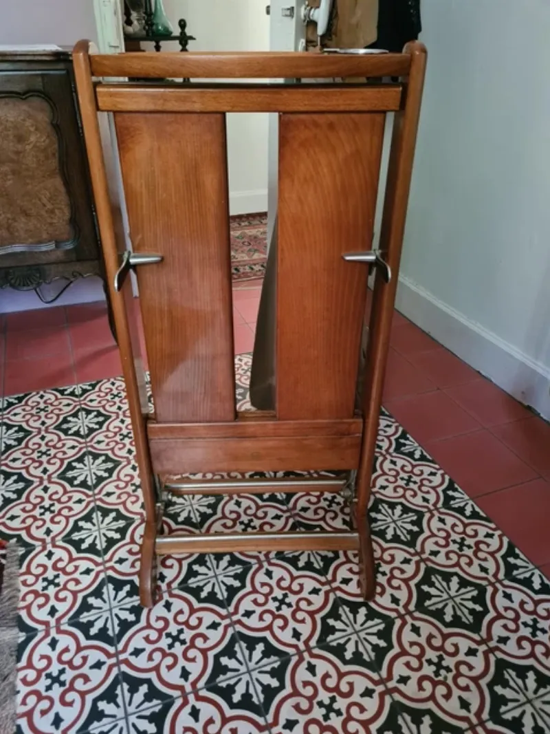 Une statue vibrante de Mickey Mouse dans le style Pop Art, mesurant 80 cm, parfaite pour égayer un espace de vie avec audace.