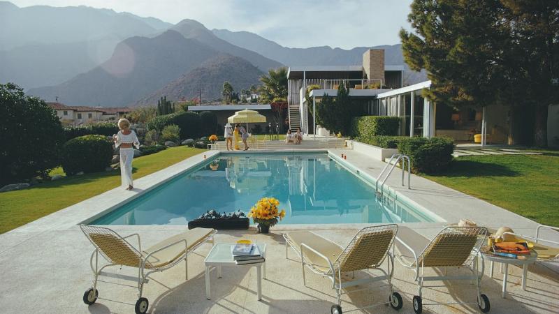 Intérieur lumineux d'une maison d'architecture Mid-Century Modern à Los Angeles