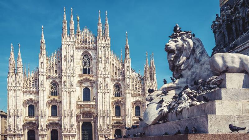 Duomo de Milan, architecture gothique majestueuse, symbole de la ville et de l'art italien.