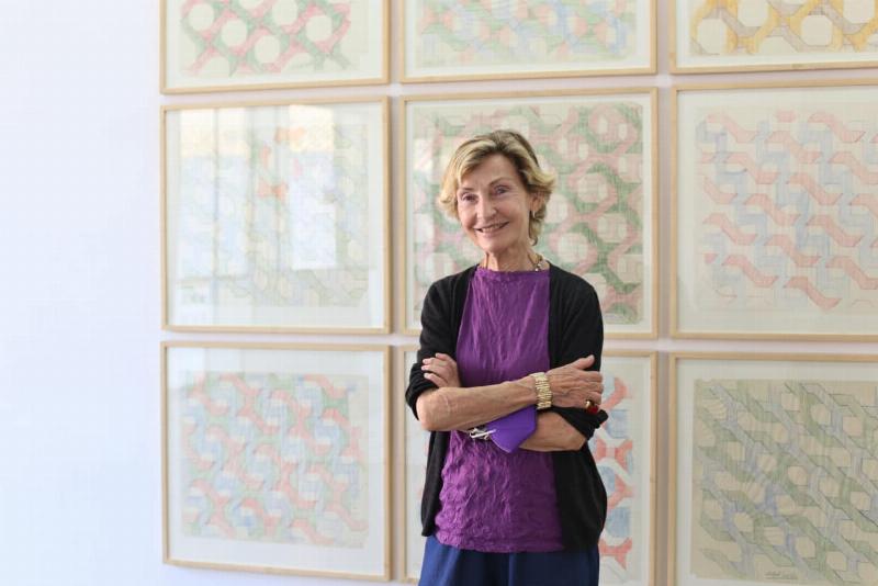 Sculpture minimaliste géométrique interagissant avec l'espace architectural.