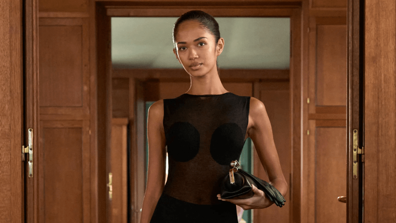 Femme élégante dans la mode parisienne, représentant les plus belles tendances et l'élégance à la française