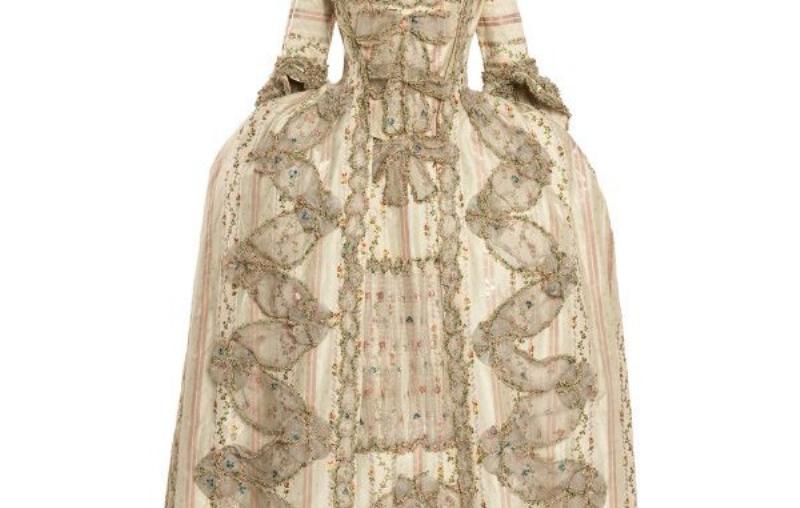 Mode Gothique et Romantisme Français : Silhouette Élégante en Dentelle et Velours Sombre