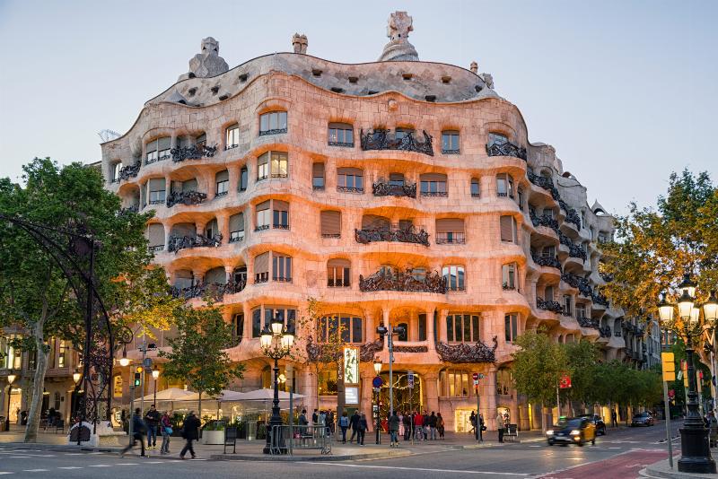 Détail d'un balcon de la Casa Milà à Barcelone, illustrant l'architecture modernisme catalan et le fer forgé organique.