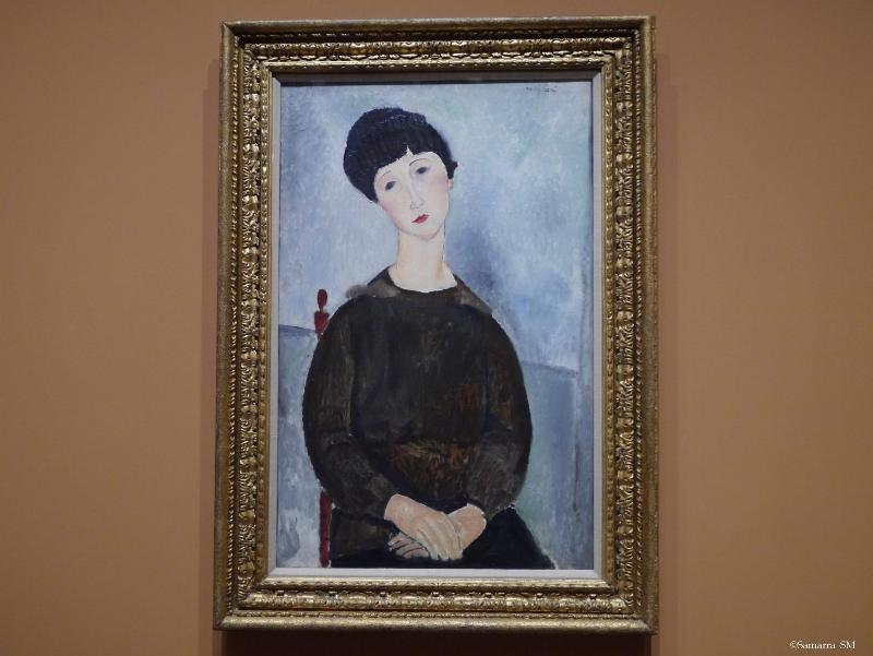 Portrait dans le style de Modigliani, avec un visage allongé et un fond simple, évoquant une mélancolie