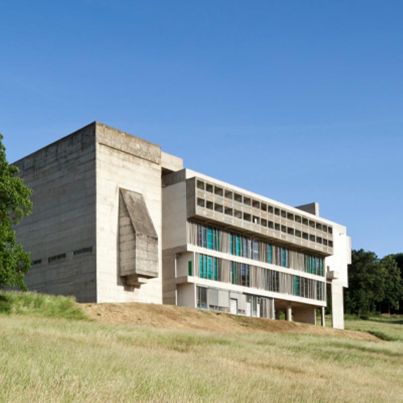 Intérieur de l'église du monastère Le Corbusier avec ses canons de lumière colorés