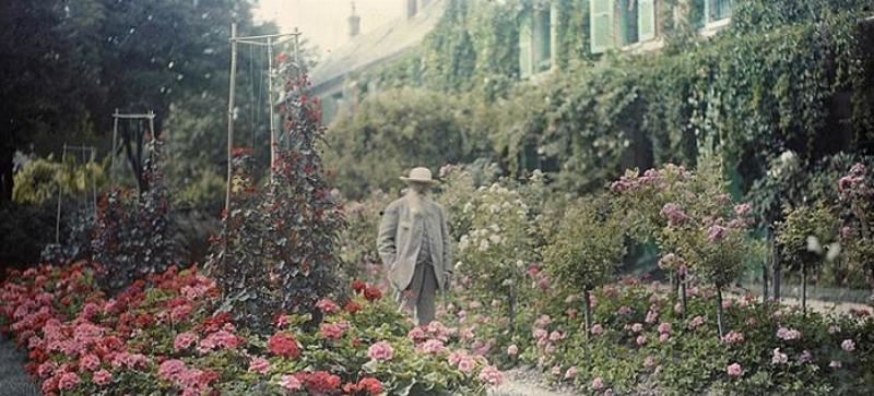 Le jardin de Giverny de Monet, un chef-d'œuvre de couleurs, un jardin fleuri avec sa célèbre serre et une architecture pleine de charme.