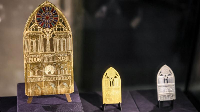 Monnaie de Paris Notre Dame, gravure historique d'une pièce commémorative de la cathédrale, art numismatique français