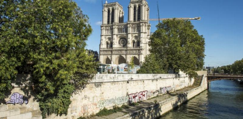 Monseigneur Patrick Chauvet devant la Cathédrale Notre-Dame en reconstruction