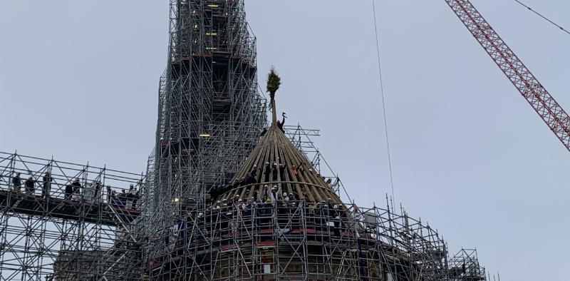 Les artisans travaillent sur la charpente de Notre Dame, financée par le montant donation Notre Dame de Paris