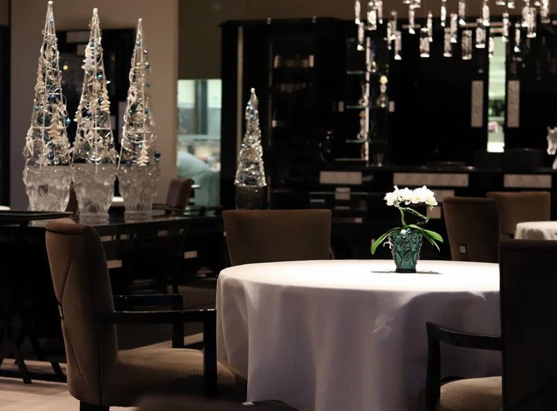 Une part élégante de Montre Notre-Dame de Paris servie avec un verre de vin doux français