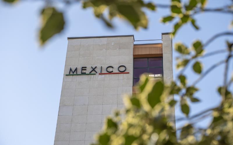 Sculpture monumentale inspirée de l'architecture aztèque dans un parc moderne.