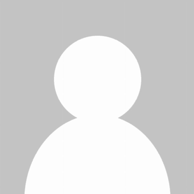 Un monument historique jaune en France baigné dans la lumière chaude du coucher du soleil