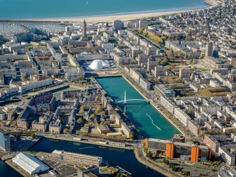 Monuments d'architecture futuriste en France, présentant un design audacieux et des lignes innovantes dans un cadre urbain ou paysager.