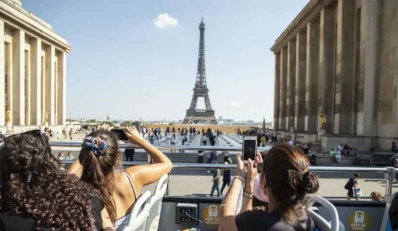 Groupe en visite de monuments à Paris avec un guide près du Louvre