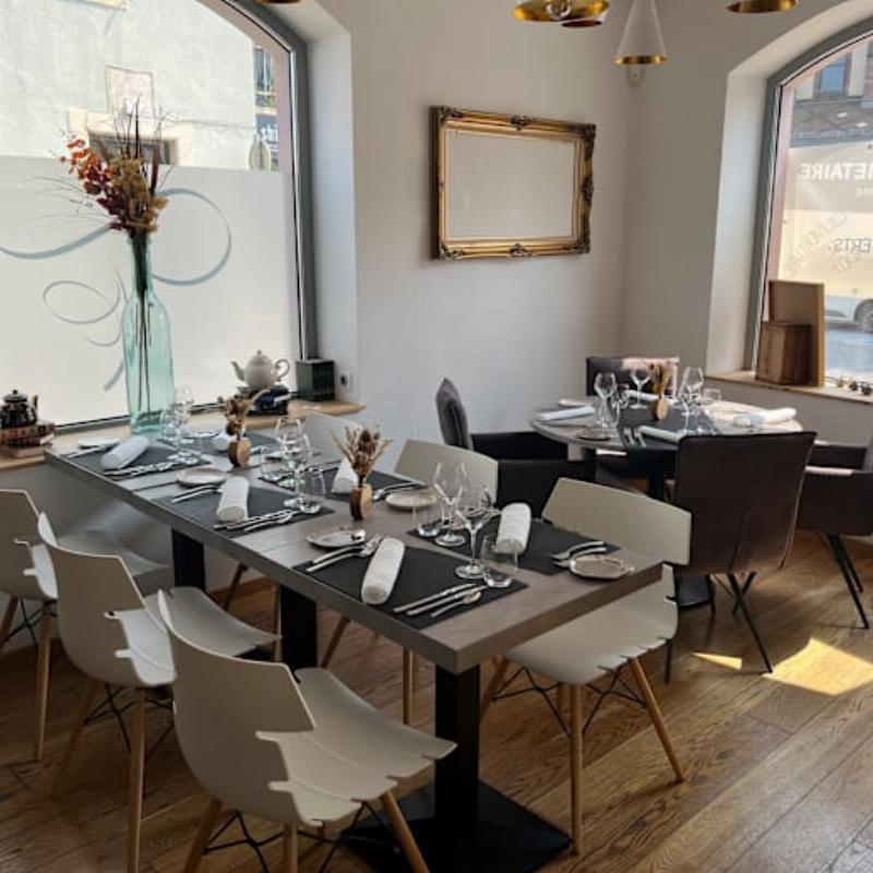 Assortiment de plats de cuisine française traditionnelle servis au Moosch restaurant, avec des détails sur la présentation artistique