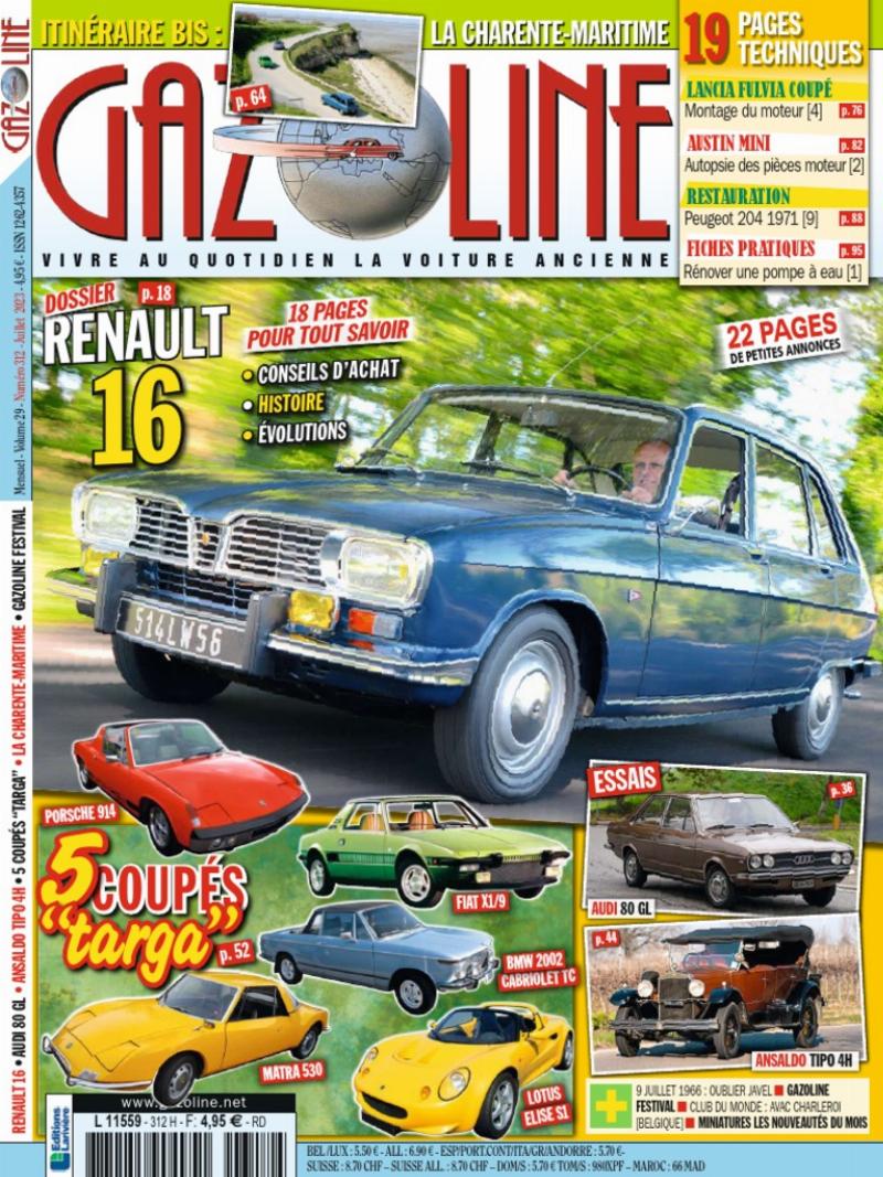 Une moto entièrement personnalisée, stationnée devant un café parisien, mettant en valeur des jantes superbement peintes qui contribuent à son élégance globale