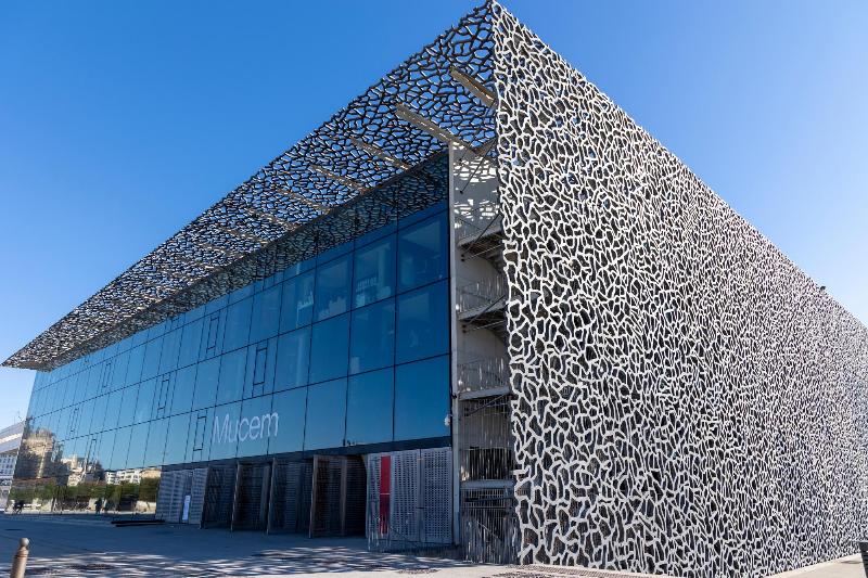 Vue panoramique du MuCEM, son architecture audacieuse et le pont reliant le Fort Saint-Jean, symbole de la mucem exposition.