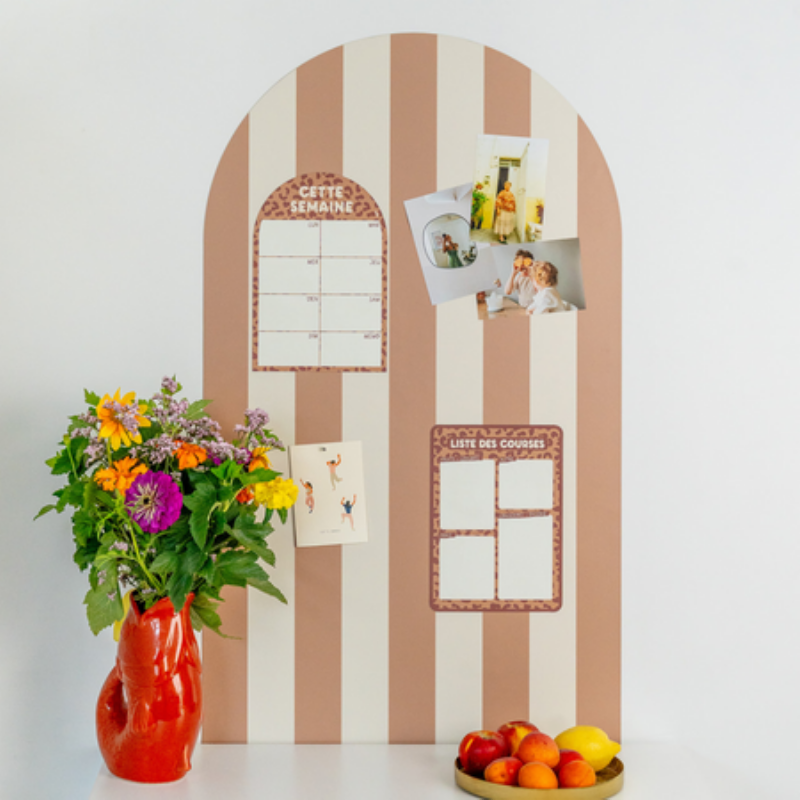 Mur avec peinture aimantée blanche dans un intérieur élégant à la française, avec des éléments décoratifs