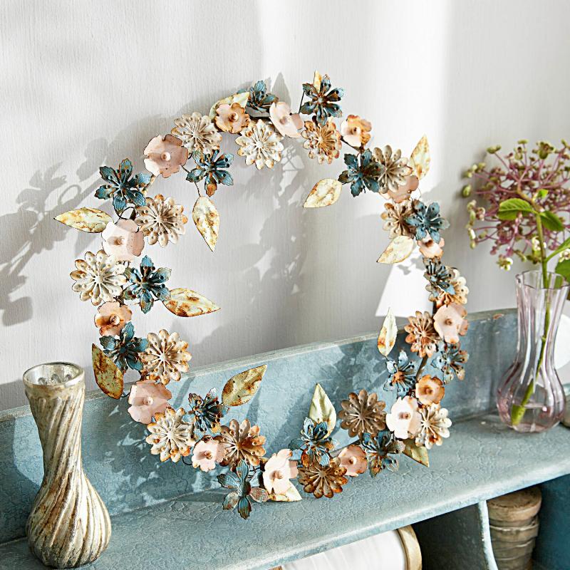 Mur bleu gris avec une patine vieillie dans une chambre à coucher française, ambiance romantique et douce