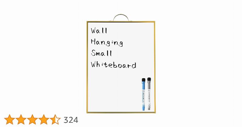 Mur de tableau noir magnétique dans une cuisine française élégante avec des aimants