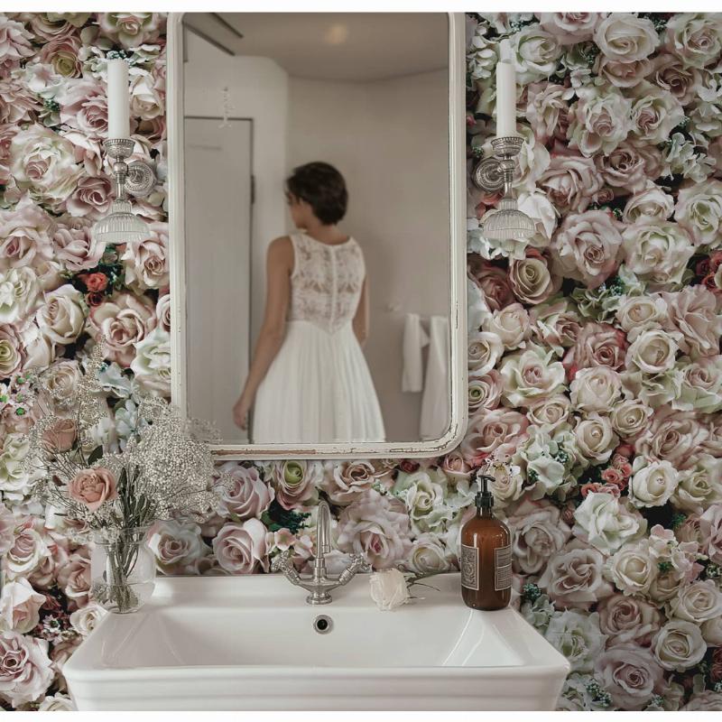 Mur en tissu peint créant une ambiance élégante et sereine à la française