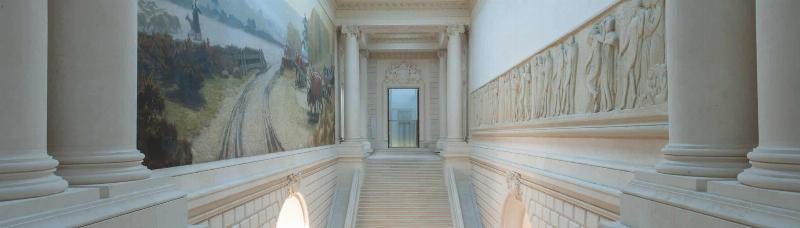 Architecture contemporaine d'un musée d'art moderne, espaces lumineux et œuvres monumentales