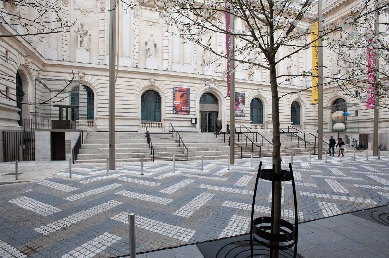 Installation artistique interactive dans un musée d'art contemporain