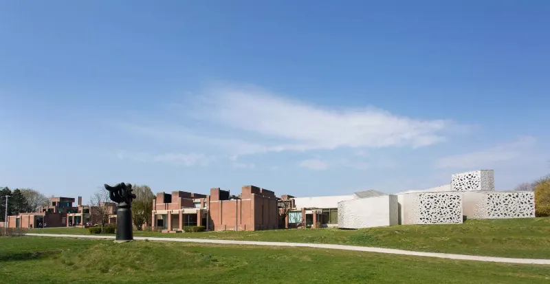 Vue intérieure d'une salle du Musée d'Art Moderne, avec une collection permanente diversifiée