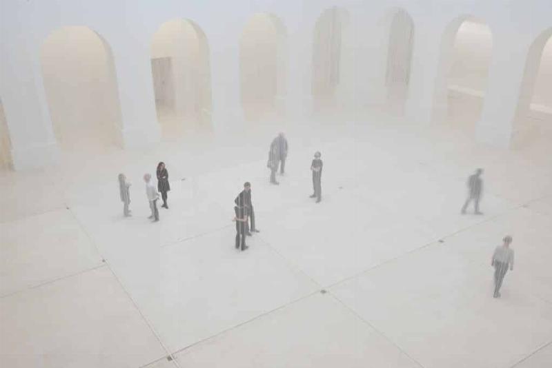 Une exposition temporaire au Musée d'Art Moderne avec des installations lumineuses