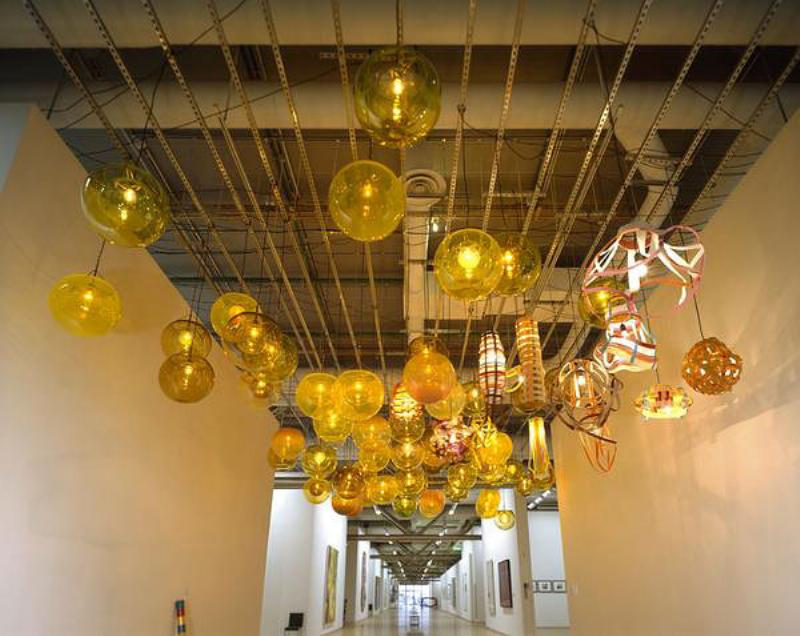 Objets quotidiens transformés en œuvres d'art fonctionnel au Musée des Arts Premiers