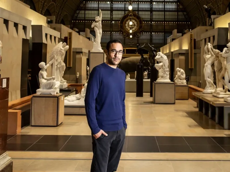 Vue intérieure du musée d'Orsay, avec des visiteurs admirant des peintures pinceau françaises célèbres