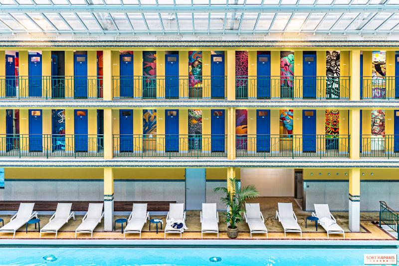 Œuvre d'art textile contemporain exposée dans une ancienne cabine de la piscine