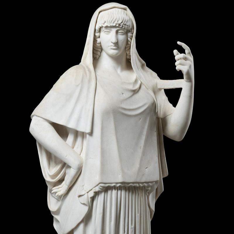 Vue saisissante d'une exposition temporaire au Louvre avec des œuvres d'art mises en valeur