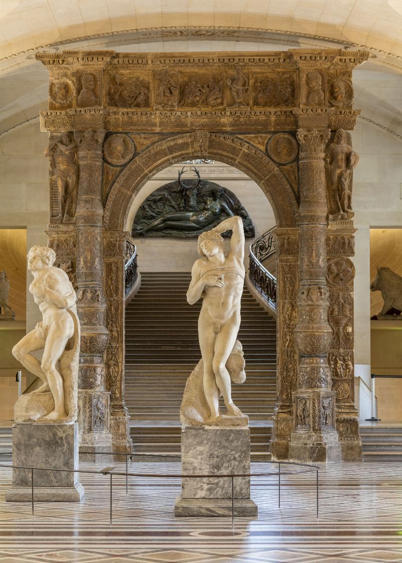 Galerie de peintures de la Renaissance française au Louvre, mettant en valeur un peintre de la Renaissance