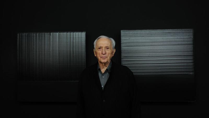 Musée moderne en pierre intégré dans le paysage