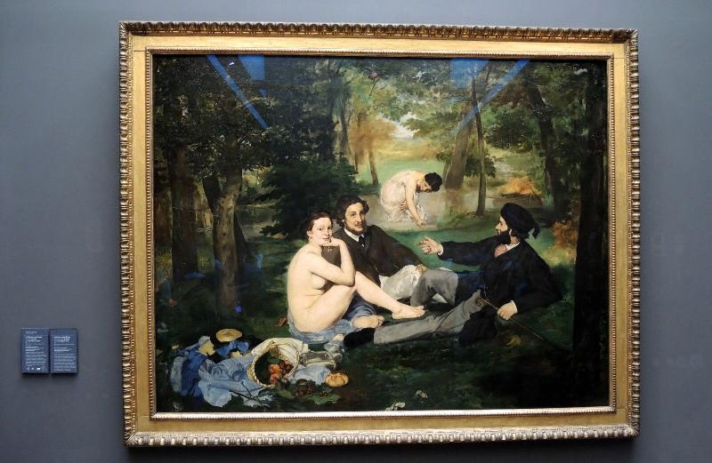 La salle principale du Musée d'Orsay, avec sa grande horloge, et des œuvres impressionnistes exposées.