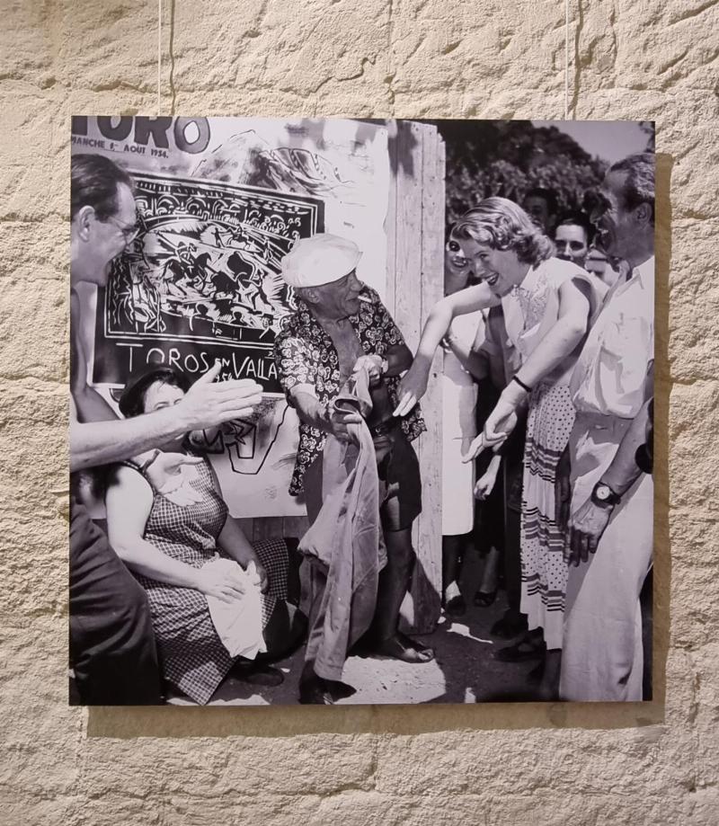 Vue du Musée Rodin à Paris, exposant Le Baiser dans un cadre magnifique