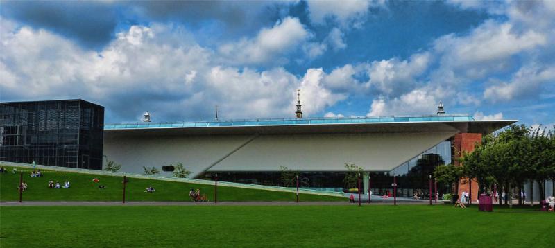 Façade moderne du Musée Van Gogh à Amsterdam, lieu des plus grandes collections.