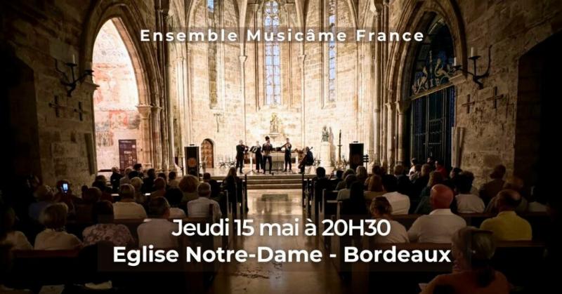 Un musicien classique passionné interprétant une pièce au violoncelle sur scène