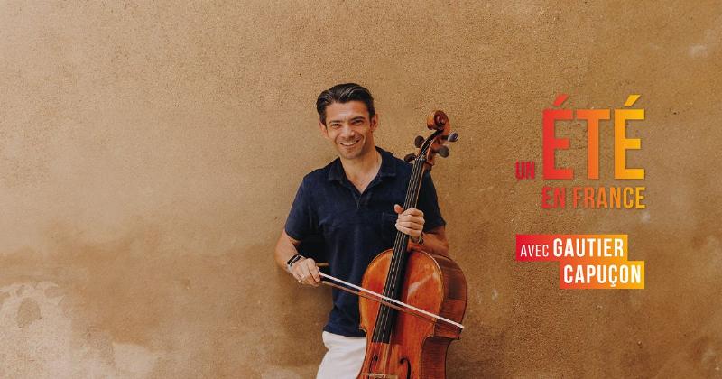 Musiciens jouant en plein air lors d'un festival de musique classique d'été en France