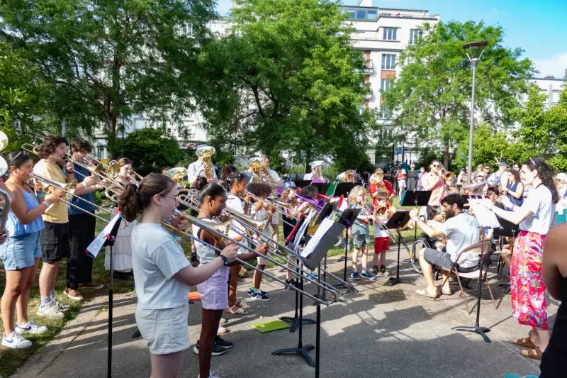 Des musiciens jouant sur scène lors d'un concert musique classique Brest avec des instruments traditionnels et un orchestre