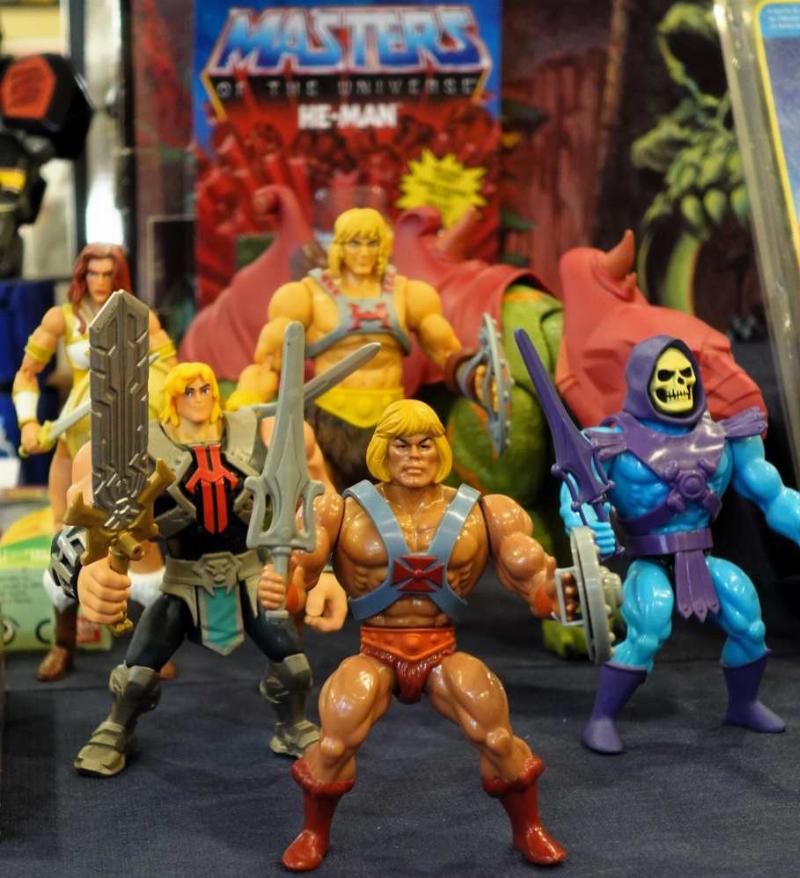 Nostalgie de la musique année 70 et 80 : main posant une aiguille sur un vinyle coloré sur une platine vintage